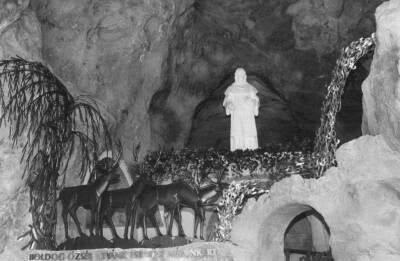 Boldog �zs�b szobra a Szikla K�polna bej�rata f�l�tt